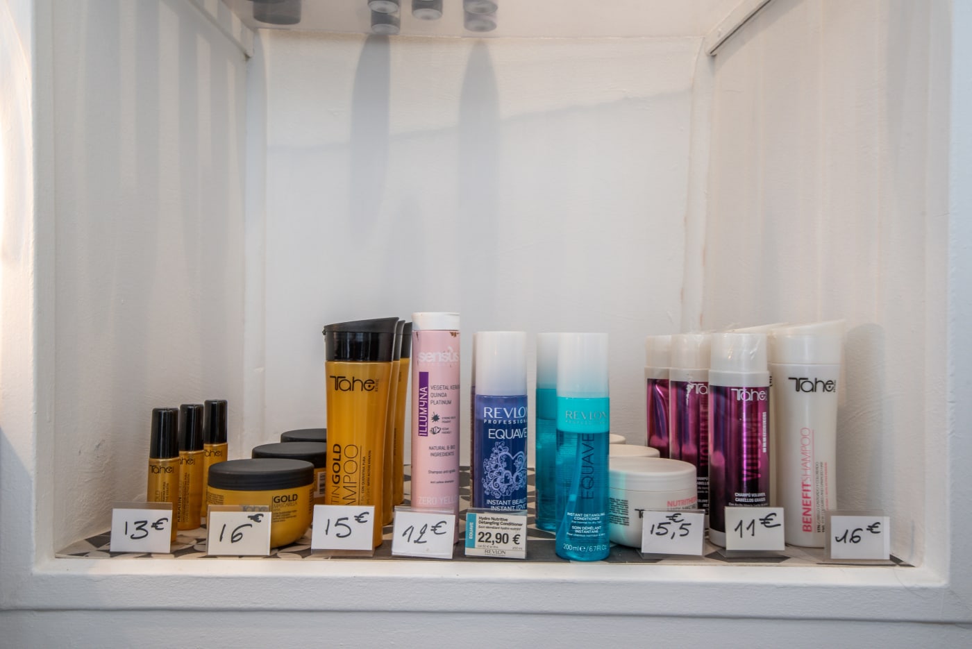 Produits Tahe et Revlon Professional en vente au salon